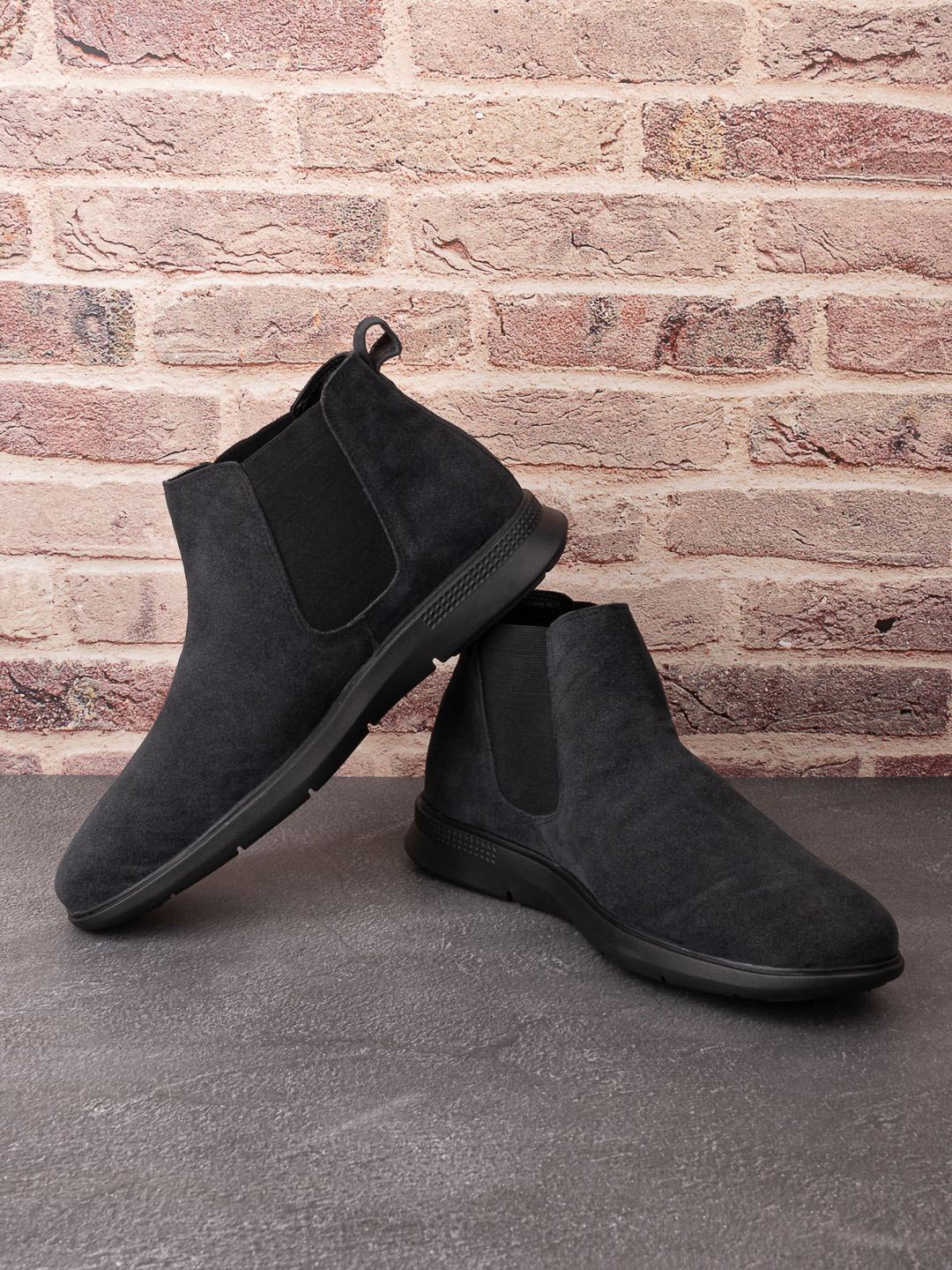

The Roadster Lifestyle Co Men Suede Mid-Top Chelsea Boots, Black