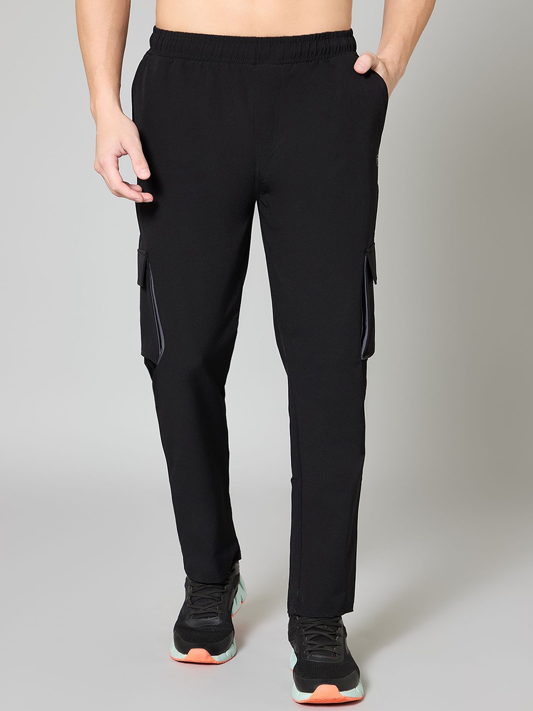 

TURNFIT Mid-Rise Cargo Track Pants, Black