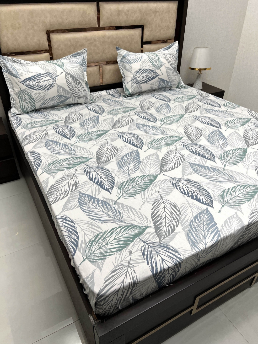 

Pure Decor sapphire White Pure Cotton Floral 380TC King Bedsheet with 2 Pillow Covers