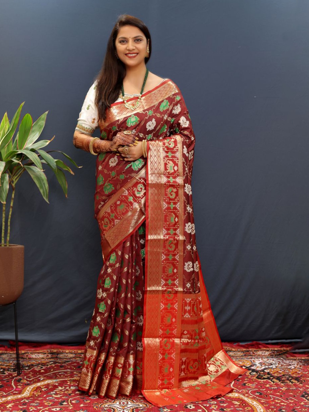 

Royal Rajgharana Saree Woven Design Zari Pure Silk Fusion Patola Saree, Maroon