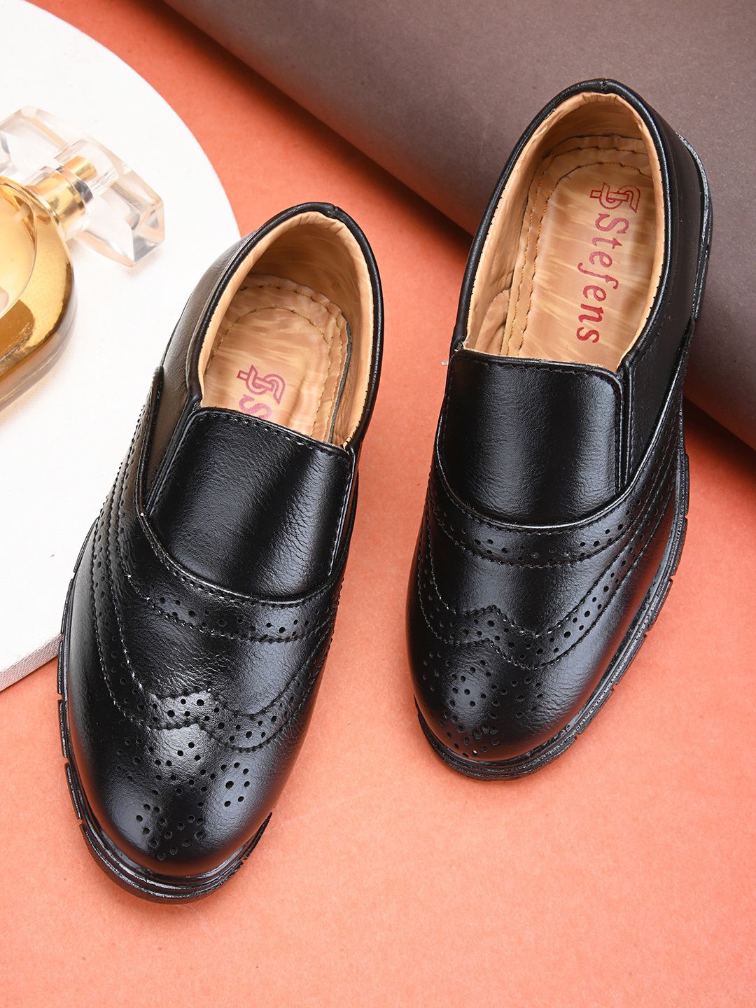 

STEFENS Boys Perforations Brogues, Black