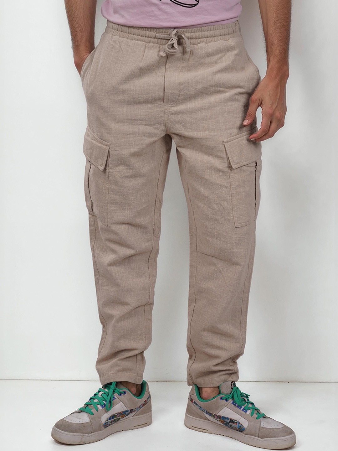 

Celio Men Solid Loose Fit Cotton Cargo Trousers, Beige