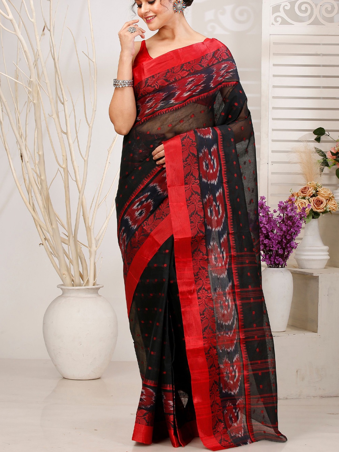 

DipDiya Woven Design Pure Cotton Taant Saree, Black