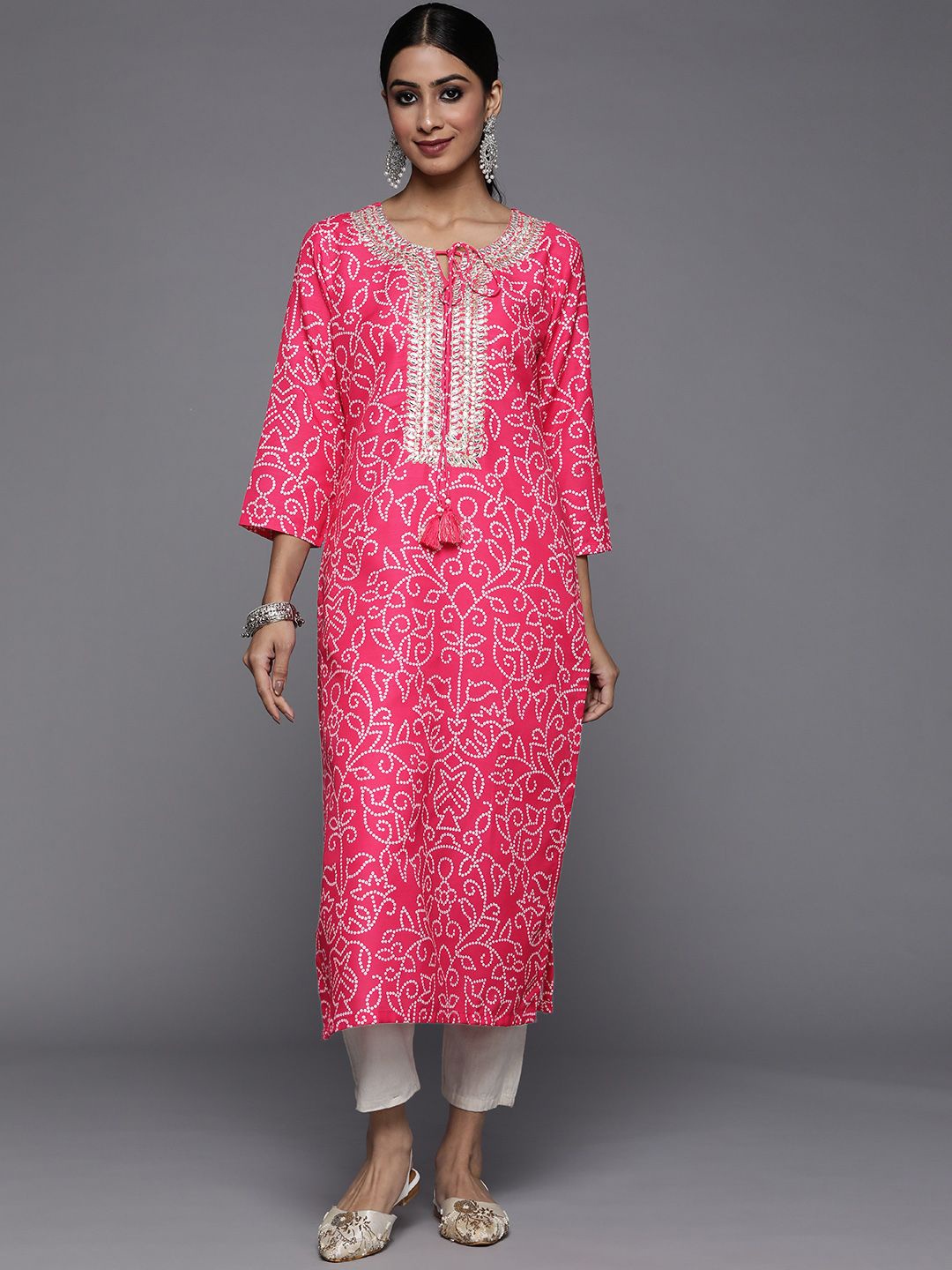

Varanga Paisley Bandhani Printed Tie Up Neck Sequinned Straight Kurta, Pink