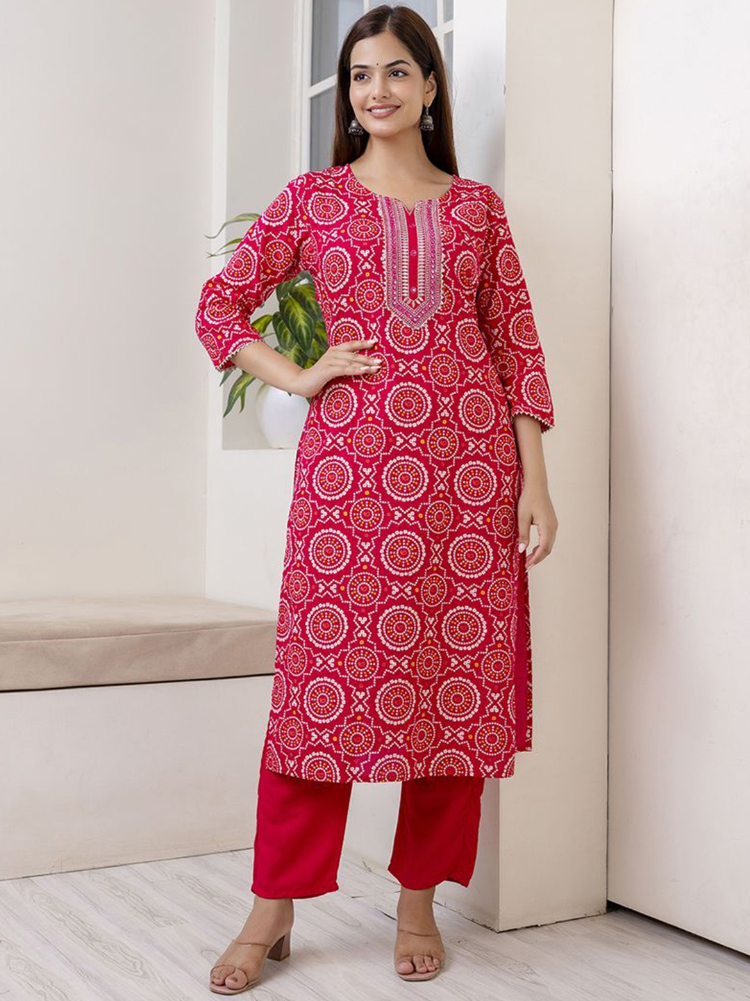 

Veshviti Bandhani Printed Notched Round Neck Embroidered Mirror Work Straight Kurta, Pink