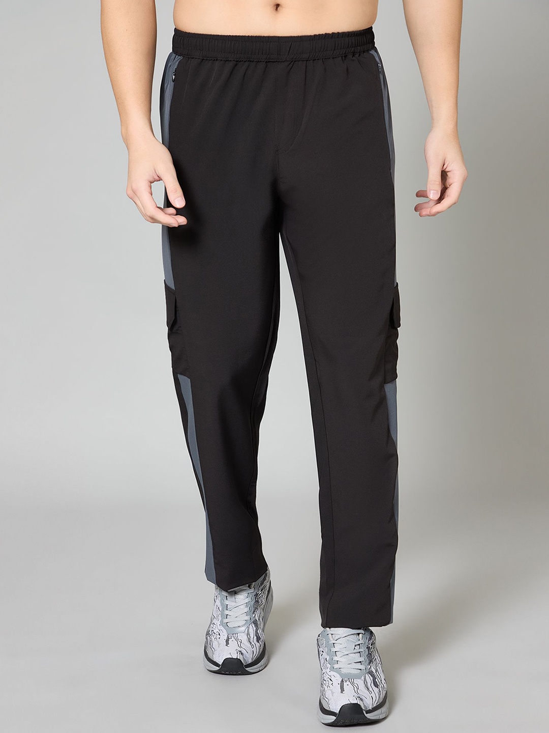 

TURNFIT Men Side Panel Detail Cargo Track Pants, Black