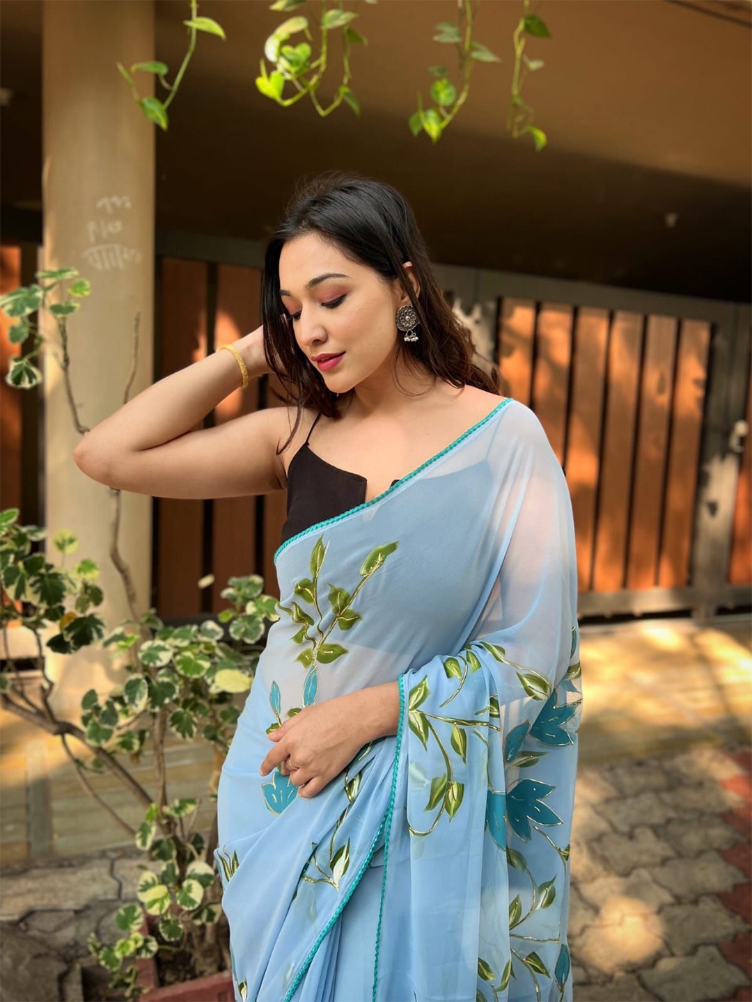 

Ishin Floral Embroidered Poly Georgette Saree, Blue