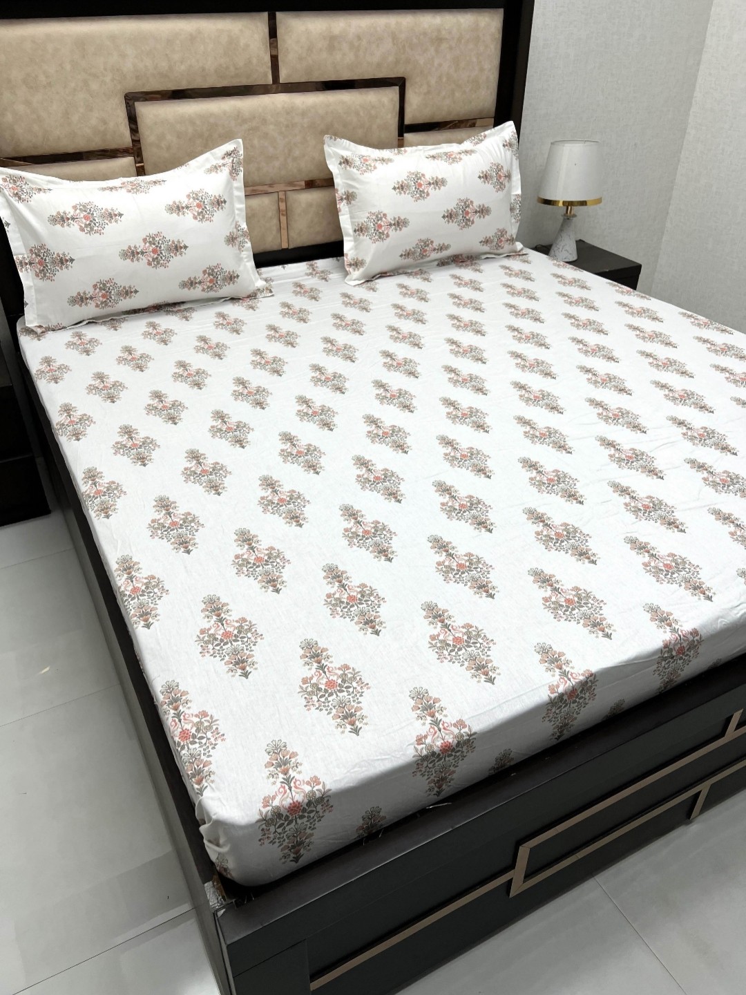 

Pure Decor sapphire White & Green Pure Cotton 380TC King Bedsheet with 2 Pillow Covers