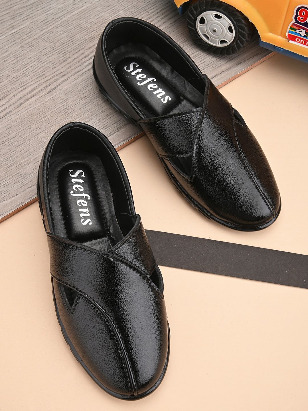 

STEFENS Boys Lightweight Round Toe Slip-On Sneakers, Black