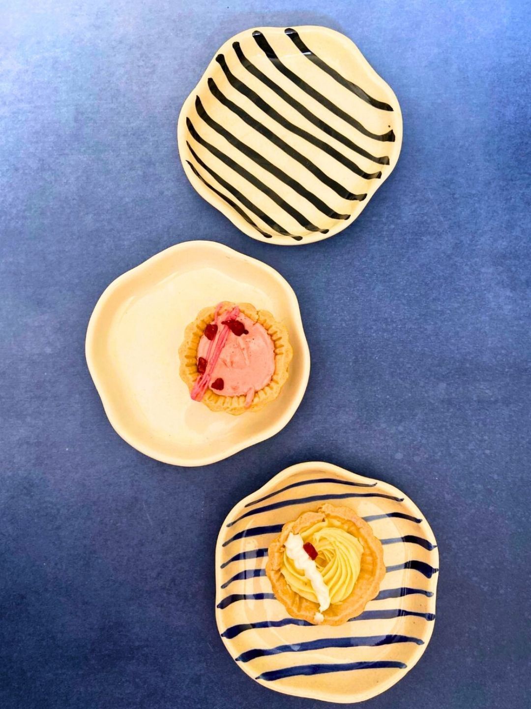 

WEAVING HOMES Blue & Black 3 Pieces Printed Ceramic Serving Plates