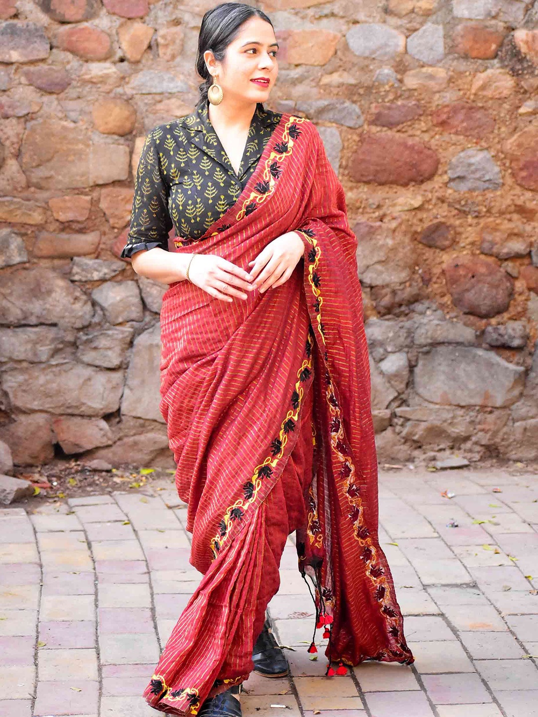 

Sundarii Striped Embroidered Saree, Maroon