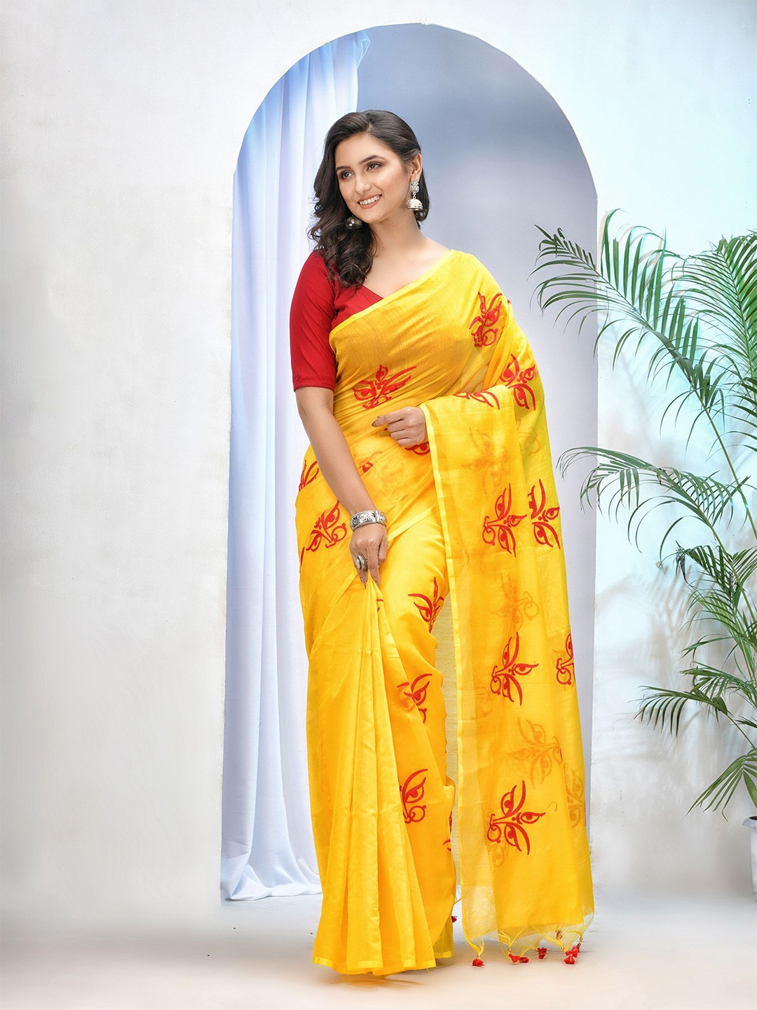 

DESH BIDESH Embroidered Saree, Yellow