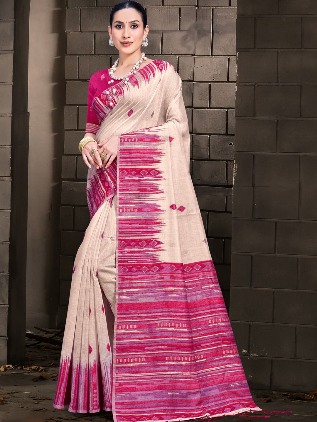 

Ishin printed saree, Cream