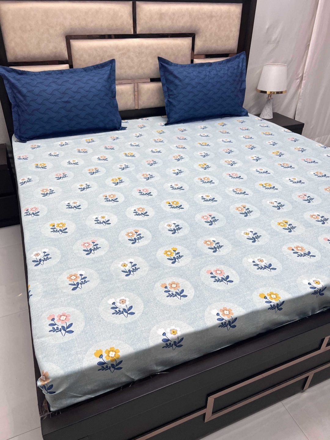 

Pure Decor Blue & White Floral 240 TC Super King Bedsheet with 2 Pillow Covers
