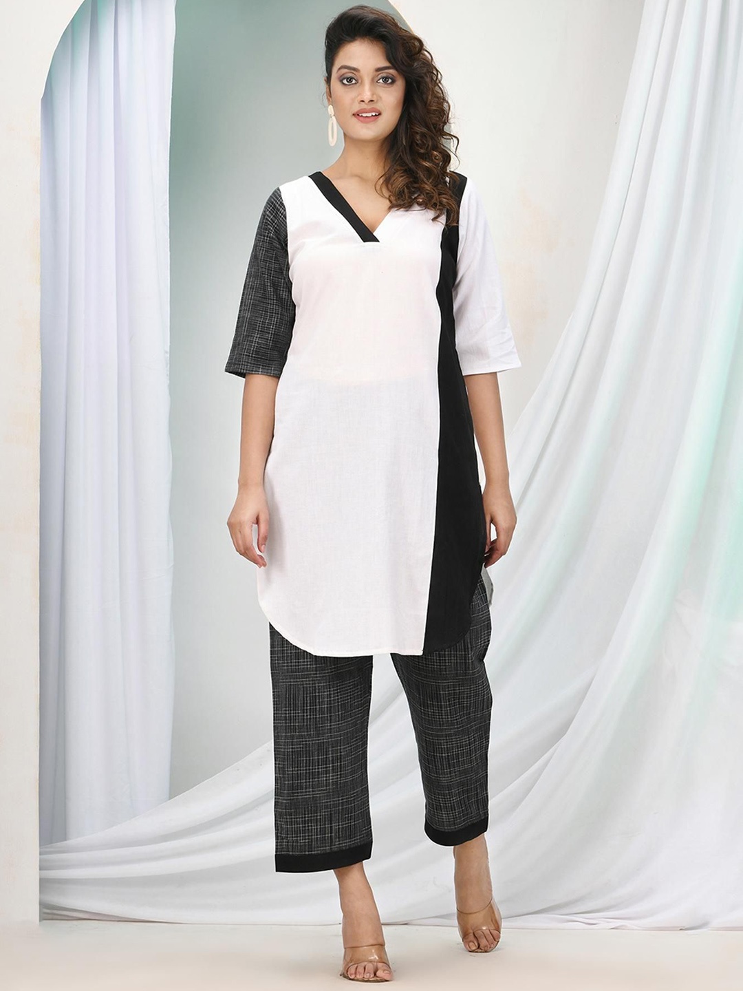 

Angoshobha Colourblocked Straight Pure Cotton Kurta with Trousers, White