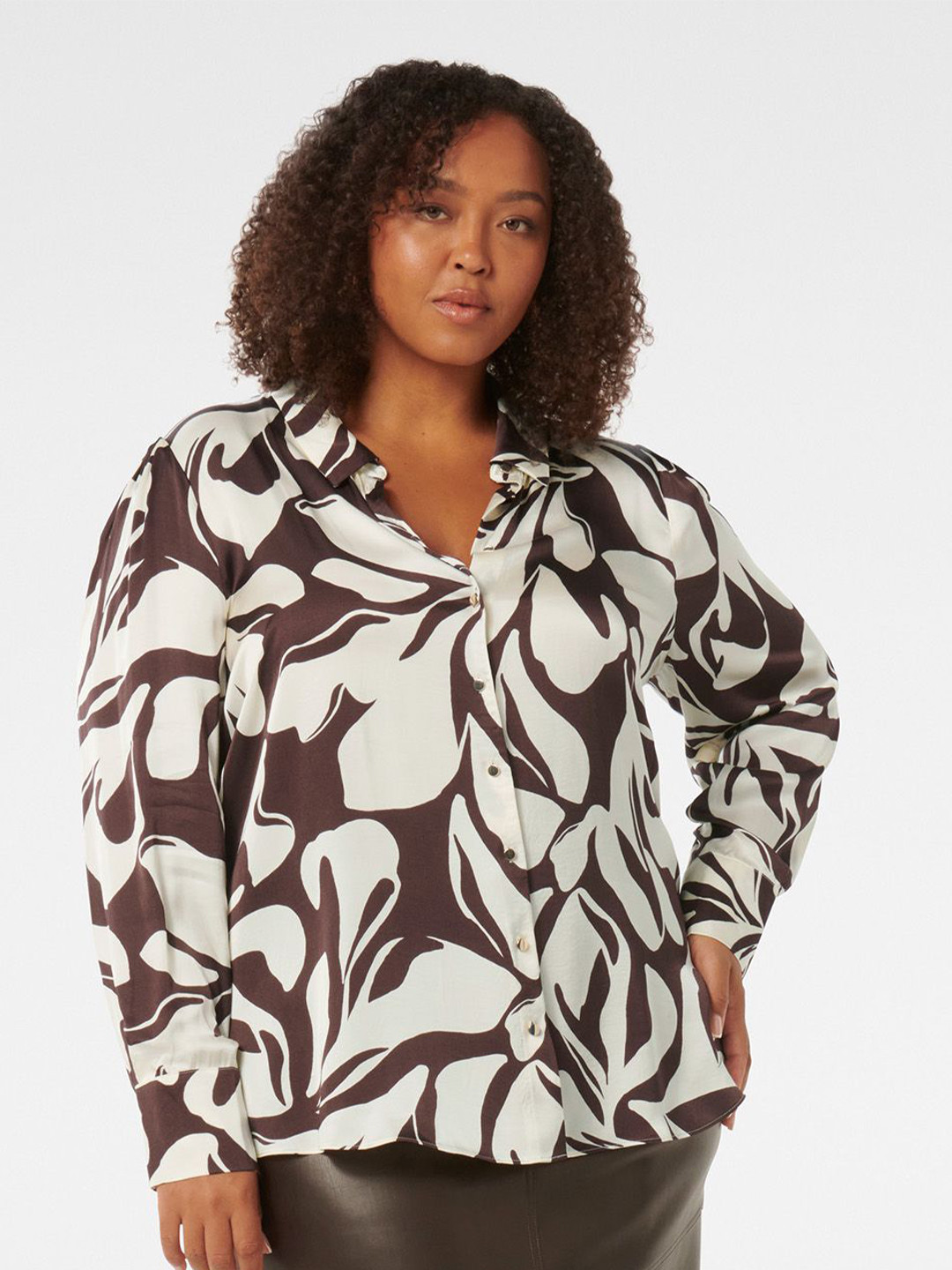 

Forever New Women Relaxed Spread Collar Abstract Printed Plus Size Casual Shirt, Brown