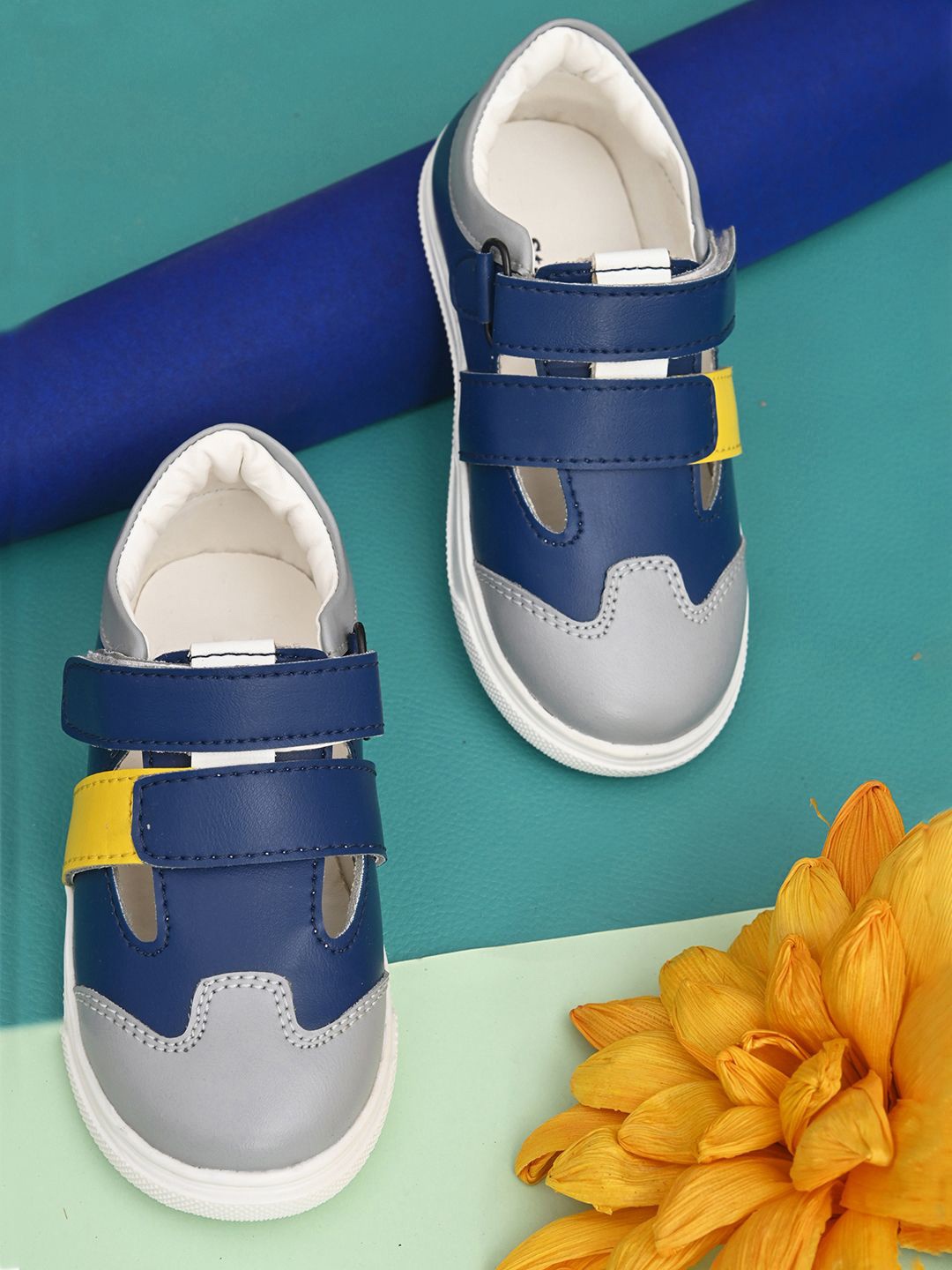 

STEFENS Kids Colourblocked Round Toe Sneakers, Blue