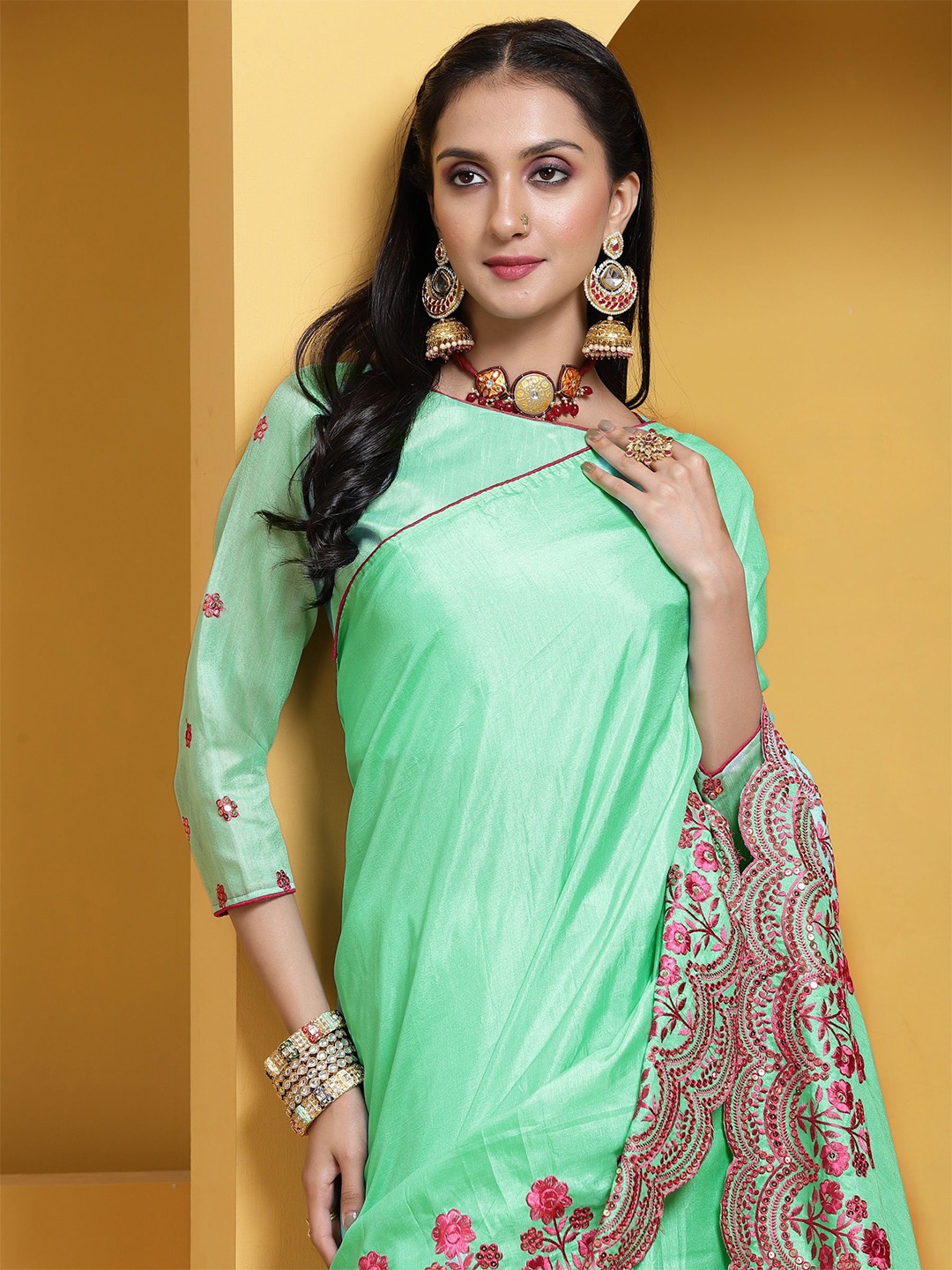 

Somras Embroidered Poly Chiffon Saree, Green