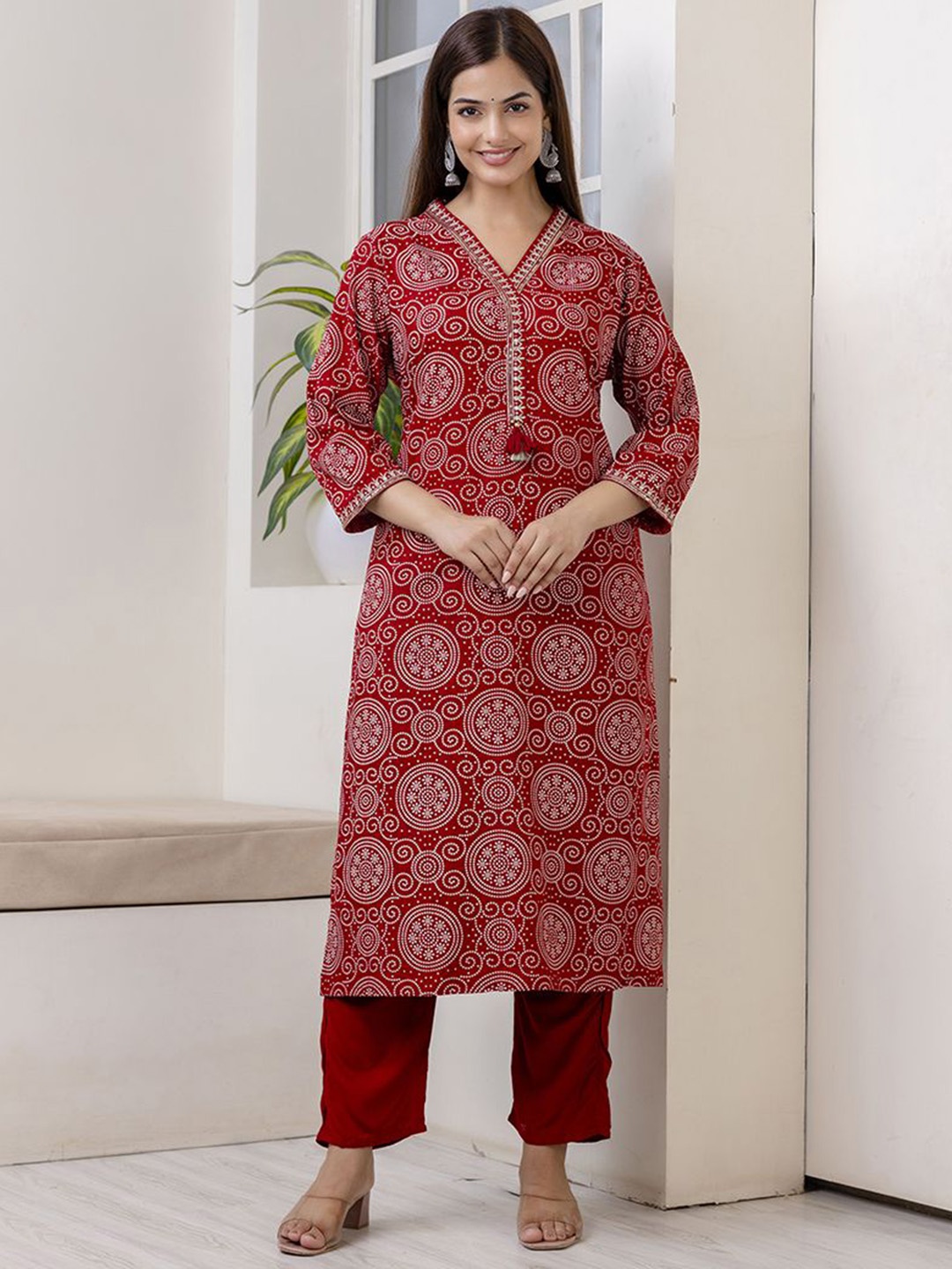 

Veshviti Bandhani Printed V-Neck Embroidered Thread Work Straight Kurta, Maroon