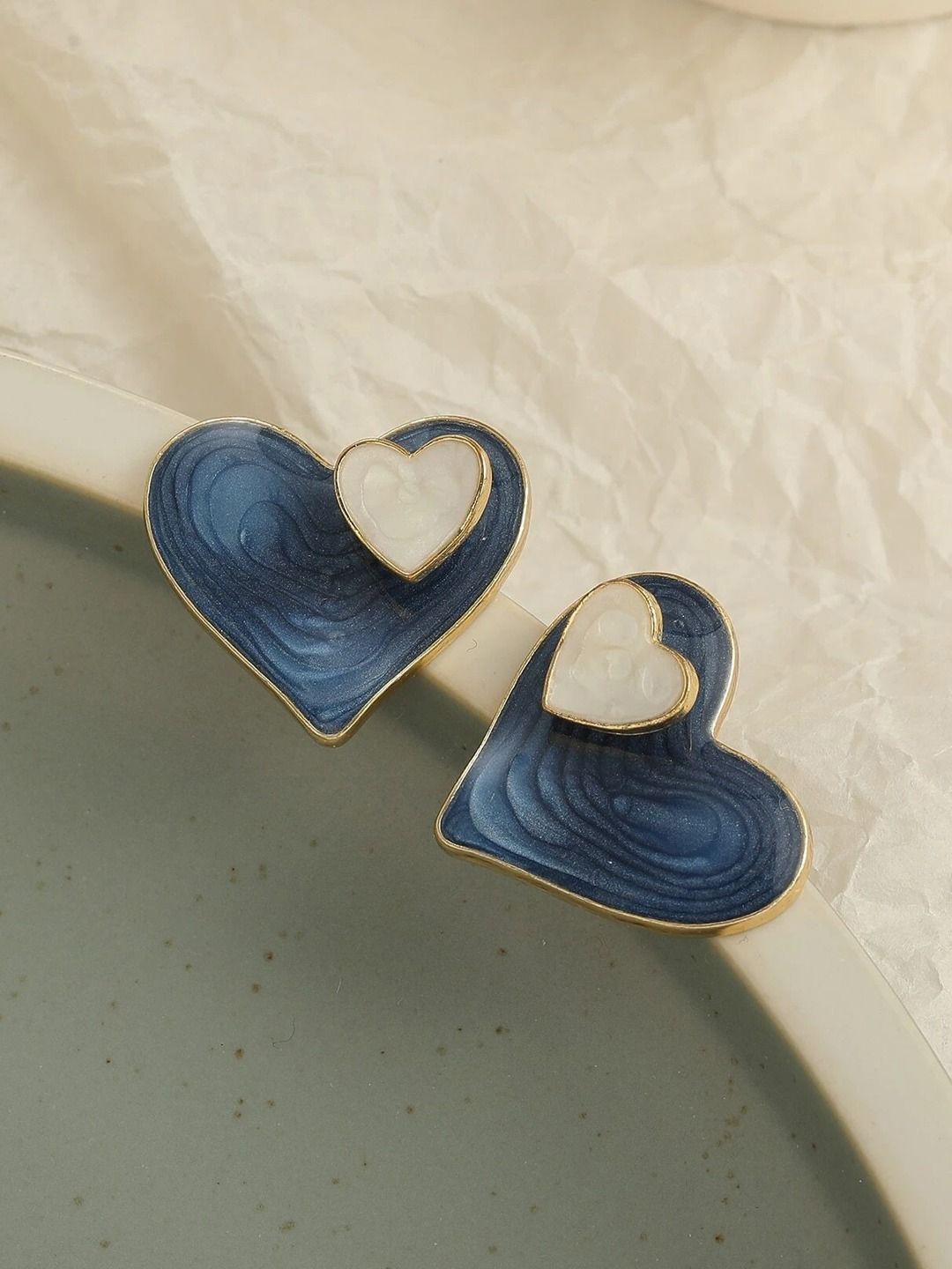 

VAGHBHATT Fashionable Stainless Steel Retro Heart Shaped Contrast Drop Earrings, Gold