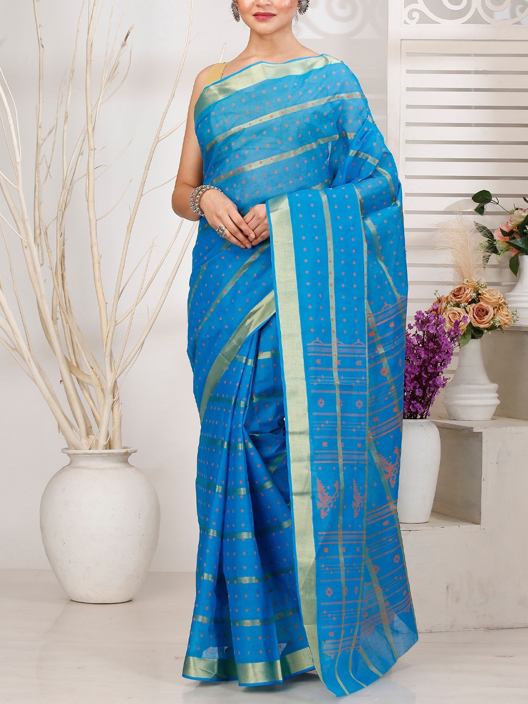 

DipDiya Striped Zari Woven Pure Cotton Taant Saree, Blue