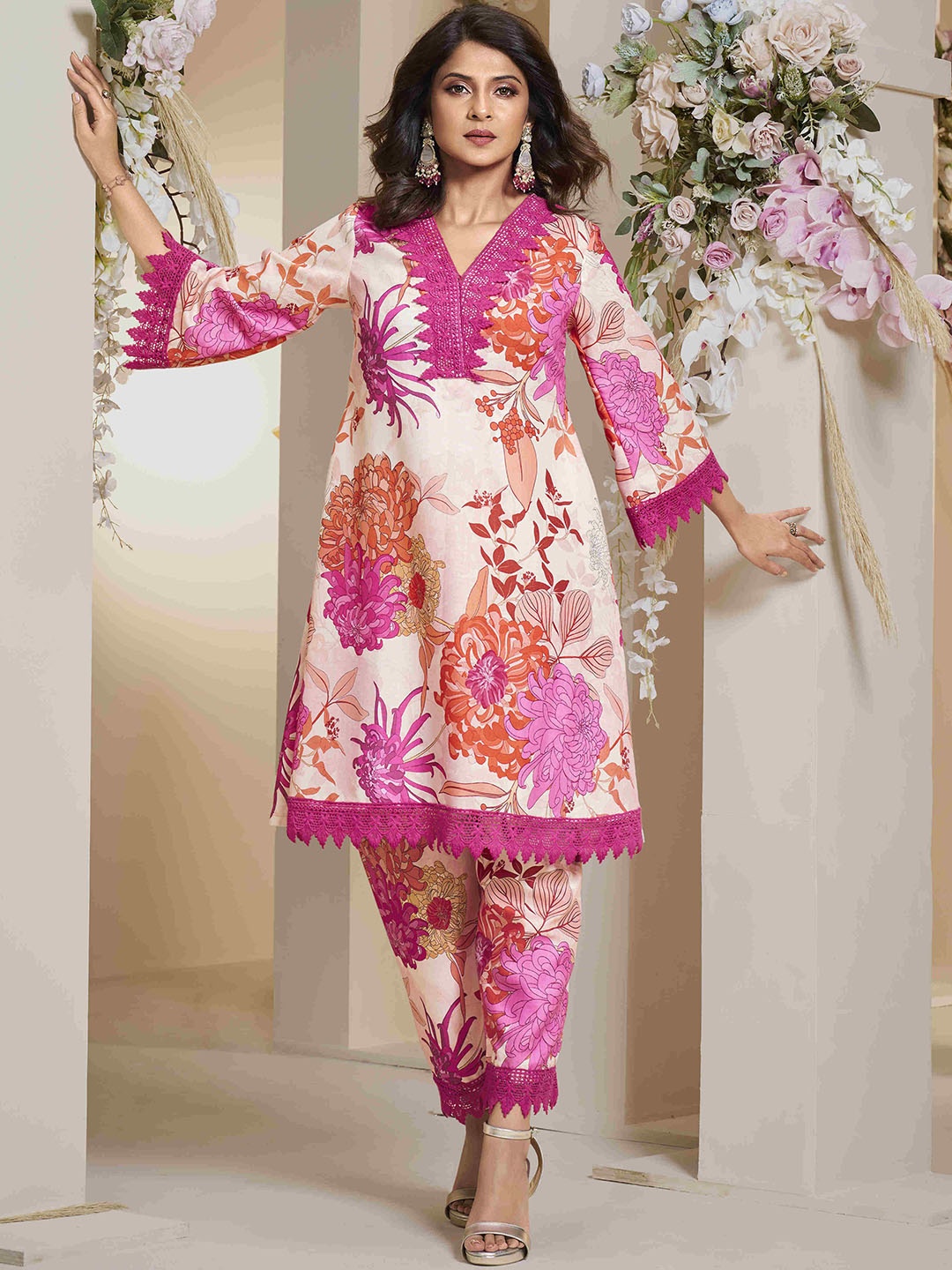 

Bhama Couture Jennifer Winget Floral Printed Regular Straight Kurta with Palazzos, Off white