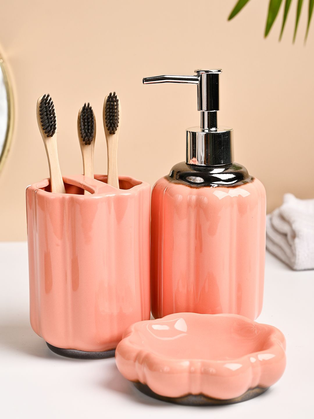 

MARKET99 Peach-Coloured & Silver-Toned 3 pieces Striped Ceramic Bath Accessories Set