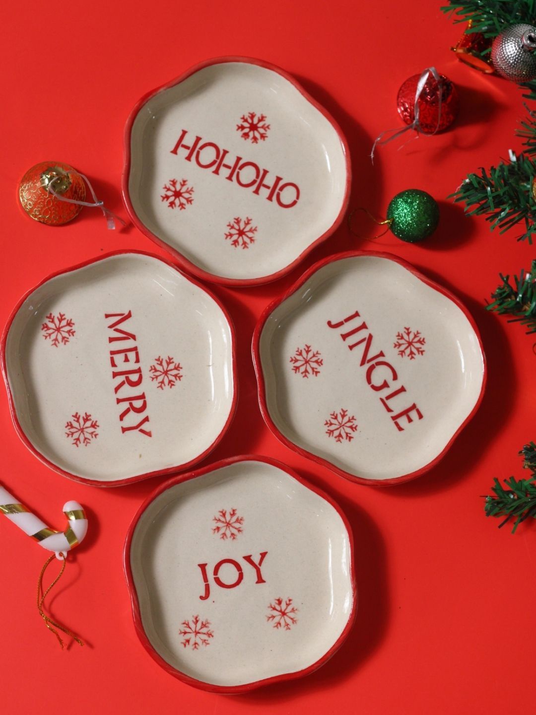 

WEAVING HOMES White & Red 4 Pieces Printed Ceramic Serving Plates