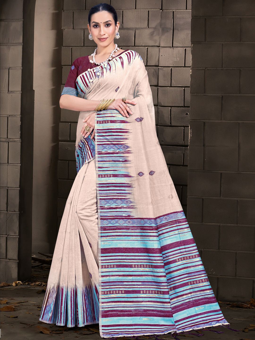 

Ishin Printed Striped Cotton Blend Saree, Cream