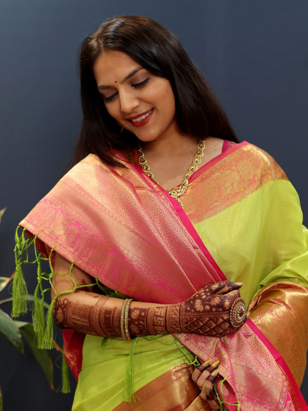 

Royal Rajgharana Saree Woven Design Zari Pure Silk Kanjeevaram Sarees, Green