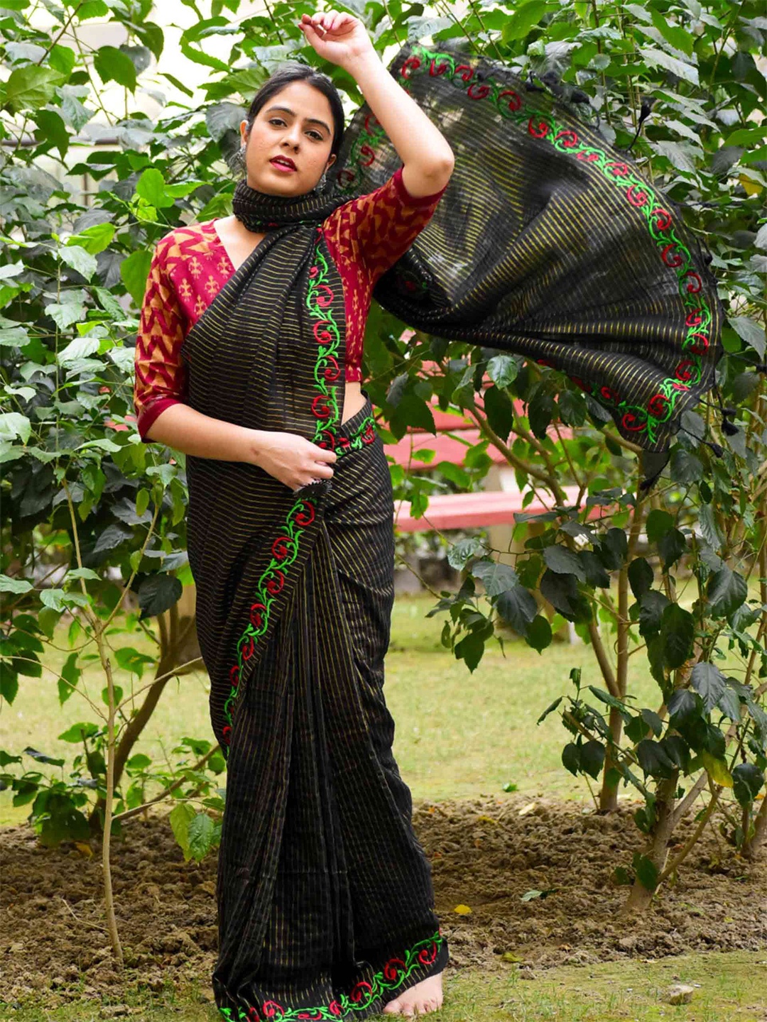

Sundarii Striped Embroidered Saree, Black