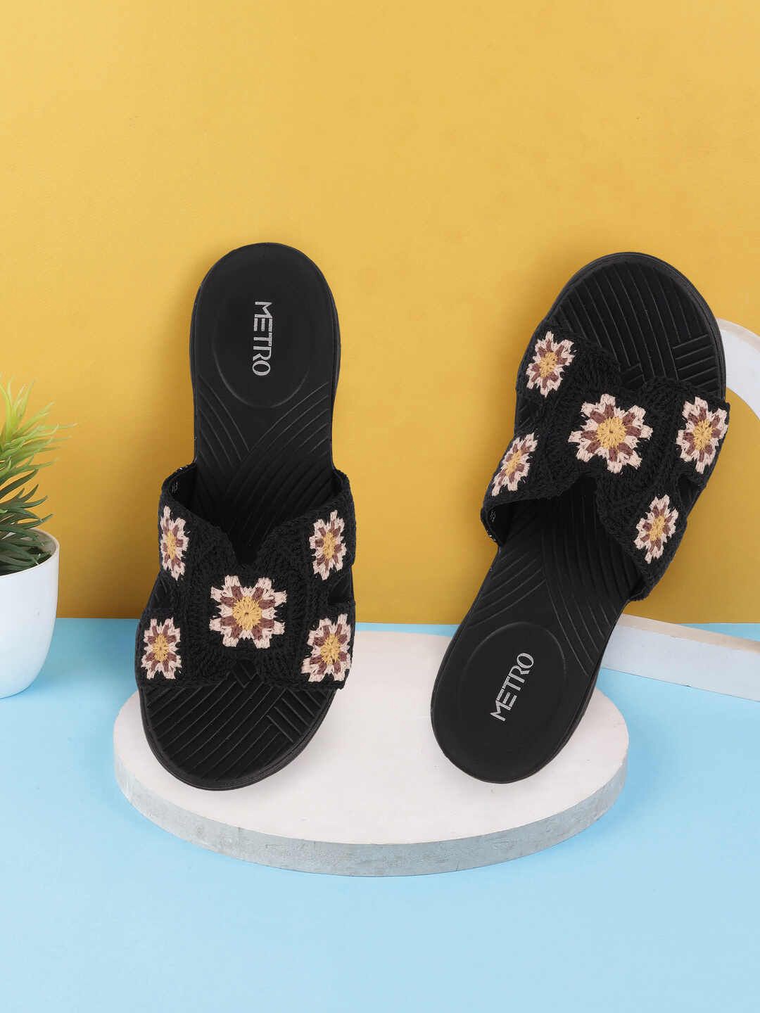 

Metro Women Wedge Heels Sandals, Black
