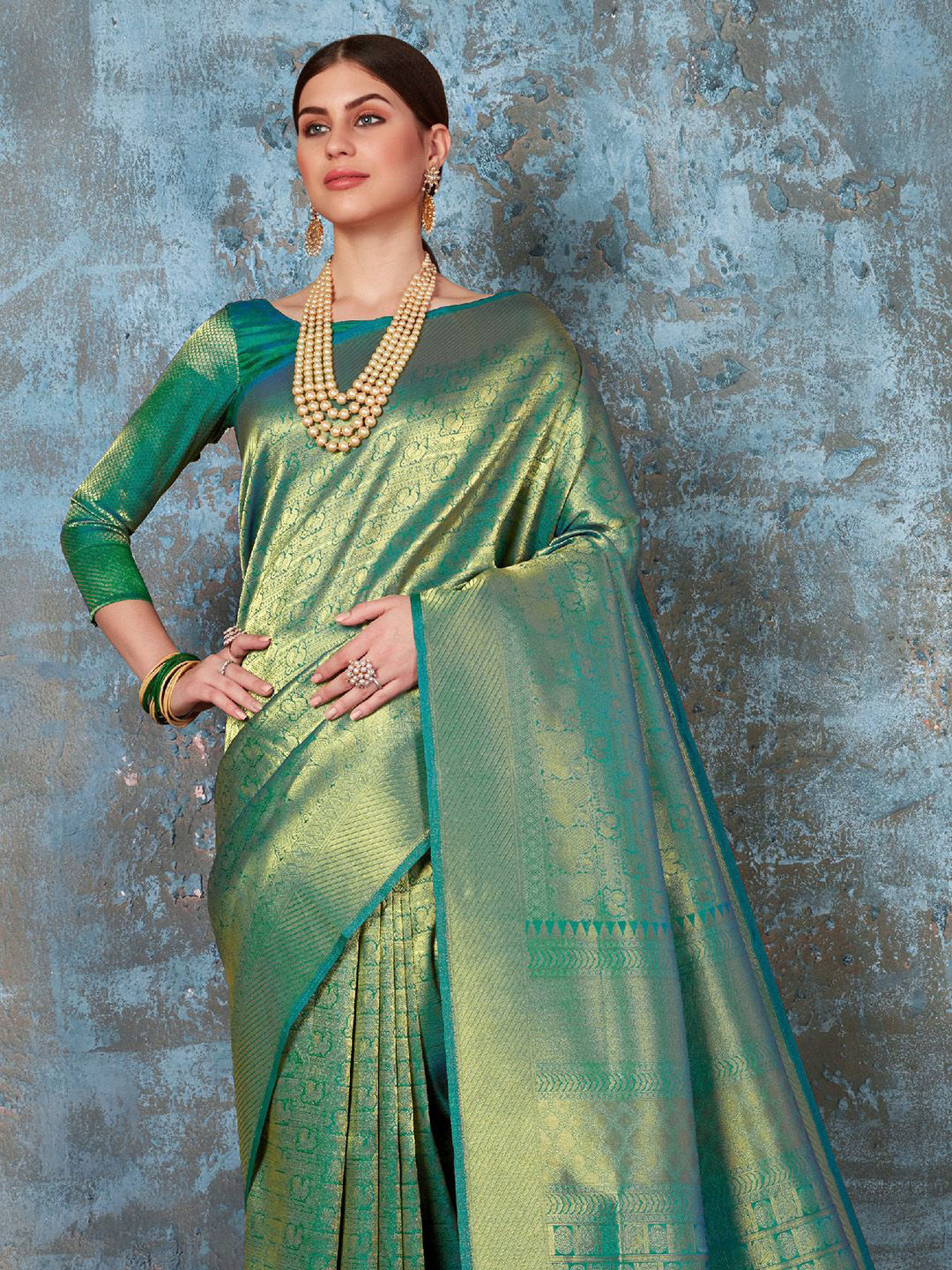 

Ishin Woven Design Zari Silk Blend Banarasi Saree, Green