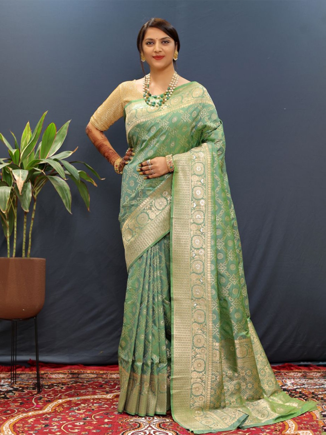 

Royal Rajgharana Saree Floral Zari Pure Silk Bandhani Sarees, Fluorescent green