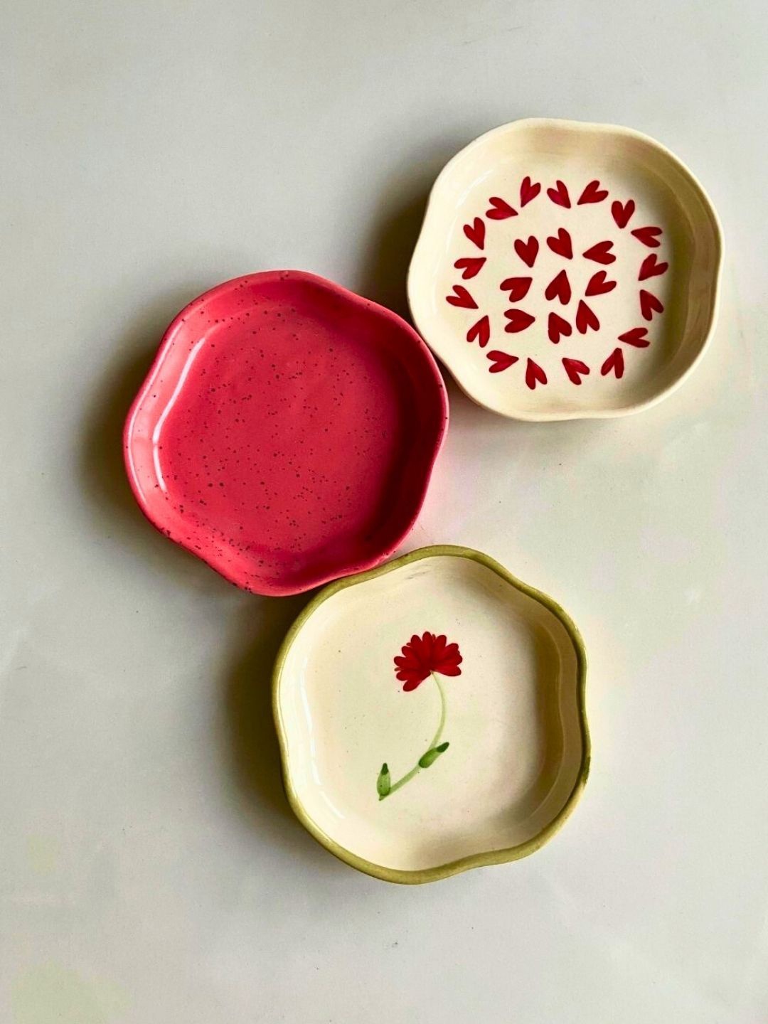 

WEAVING HOMES Red & Off White 3 Pieces Printed Ceramic Dessert Plates