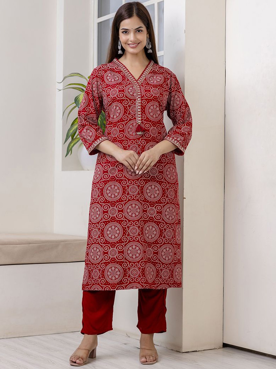 

Veshviti Bandhani Printed V-Neck Embroidered Thread Work Straight Kurta, Maroon