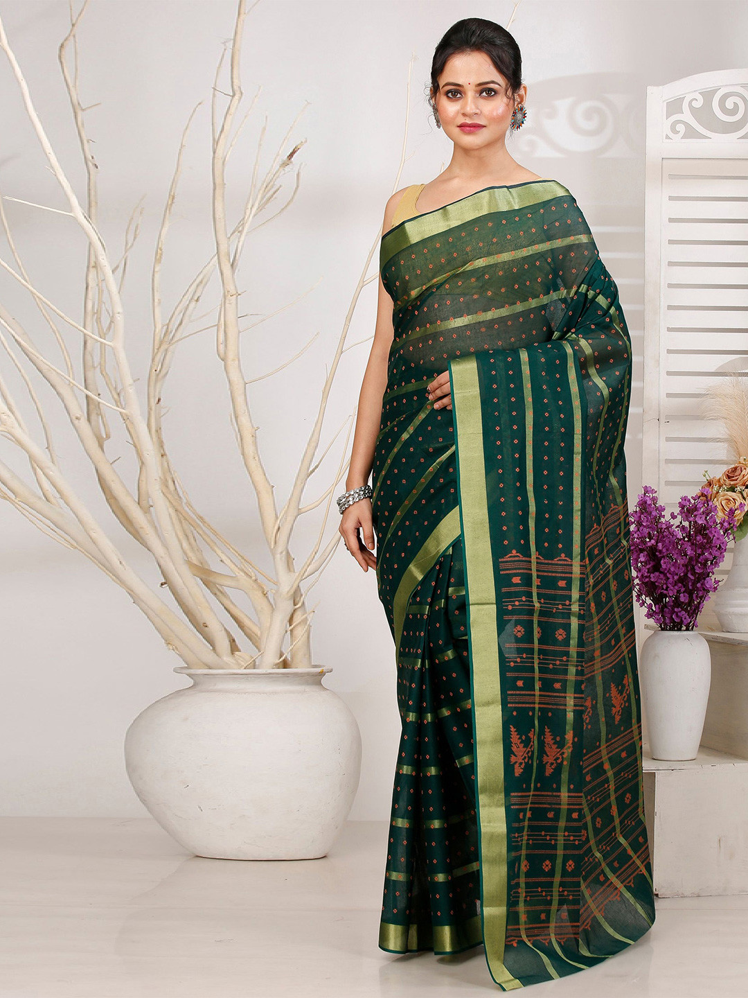 

DipDiya Striped Zari Woven Pure Cotton Taant Saree, Green