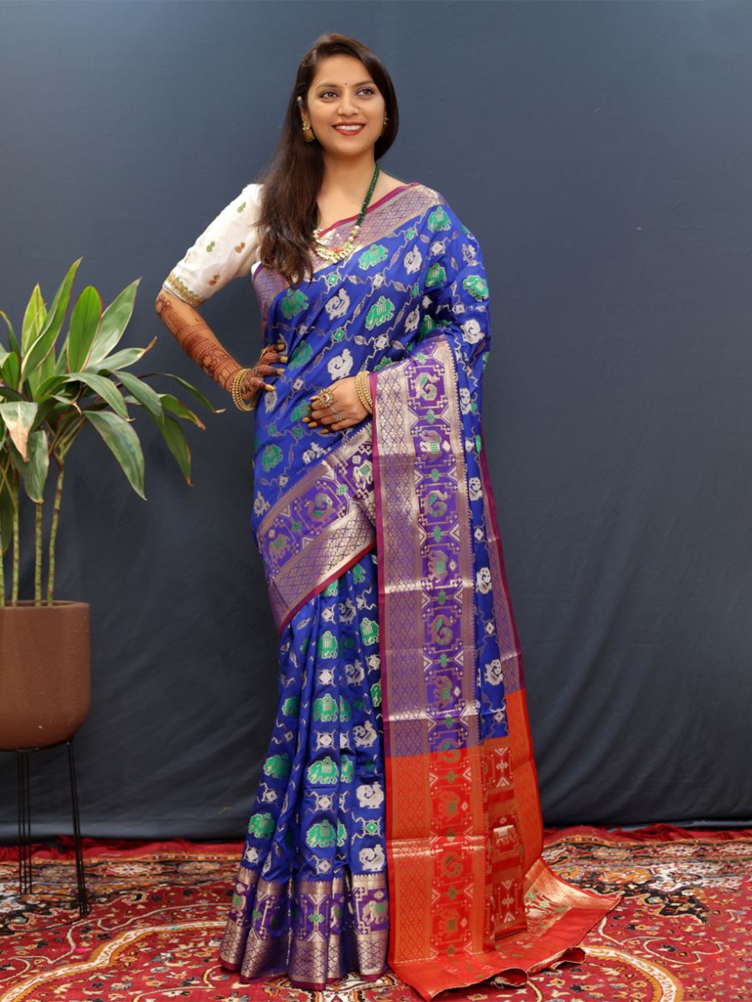 

Royal Rajgharana Saree Woven Design Zari Pure Silk Patola Sarees, Blue