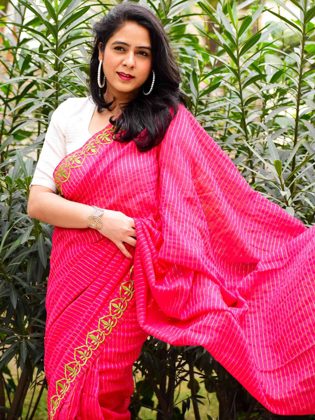 

Sundarii Striped Embroidered Saree, Pink