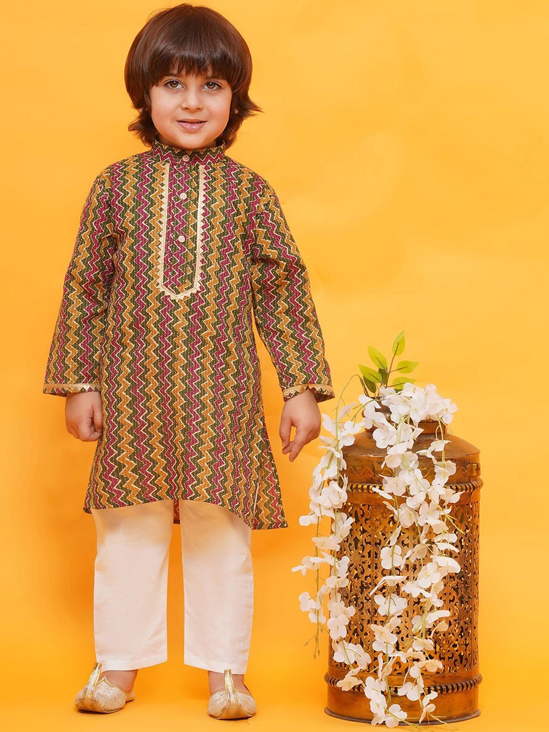 

Aj DEZInES Boys Printed Regular Gotta Patti Pure Cotton Kurta with Pyjamas, Yellow