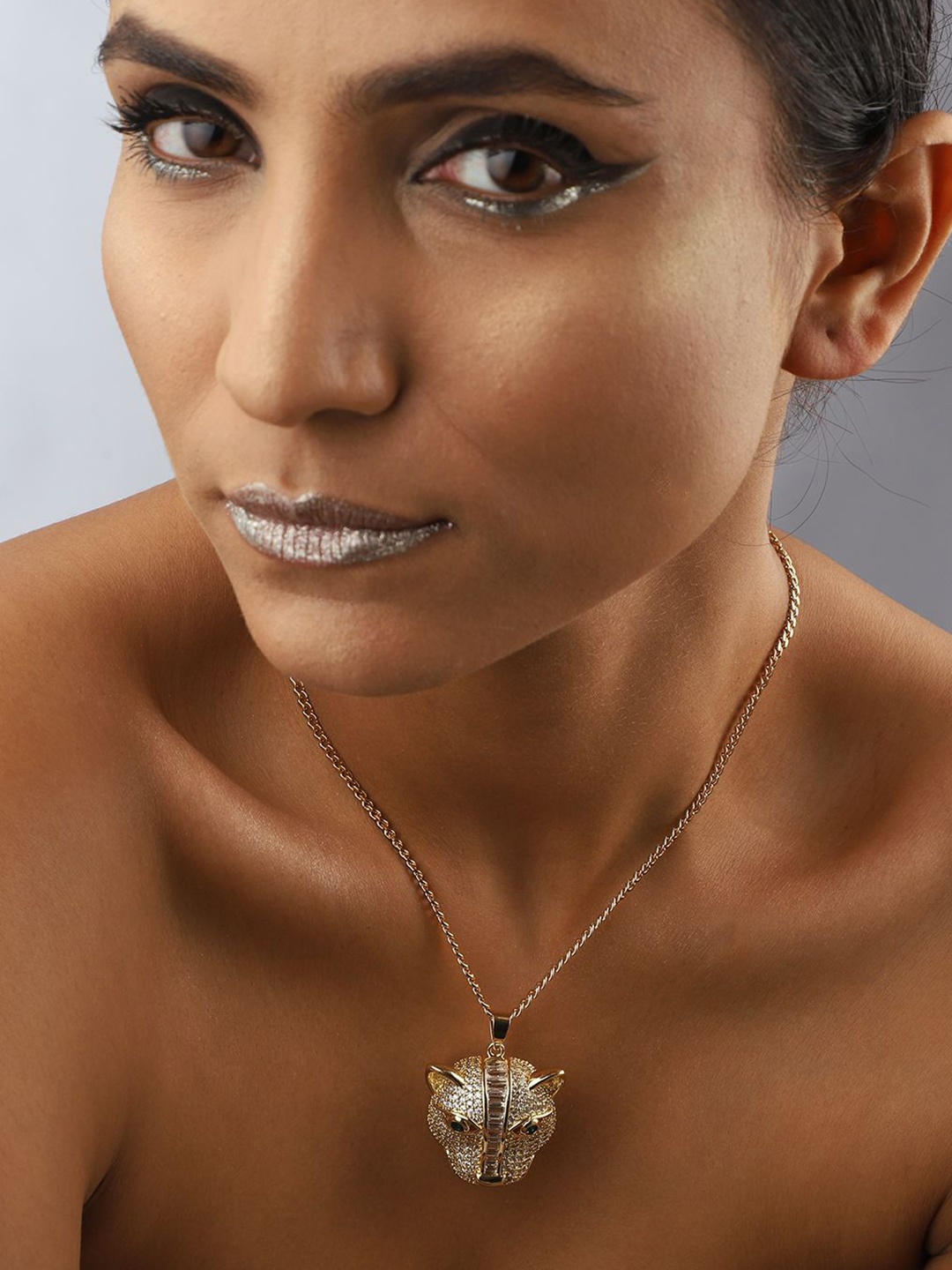 

VENI Gold-Plated Stone Studded Pendants