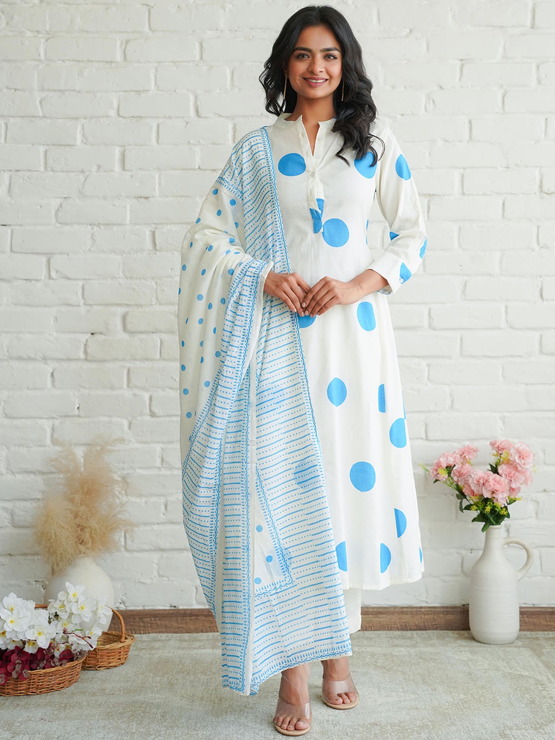 

HEARTLOOM Women Printed Regular Kurti with Trousers & With Dupatta, White