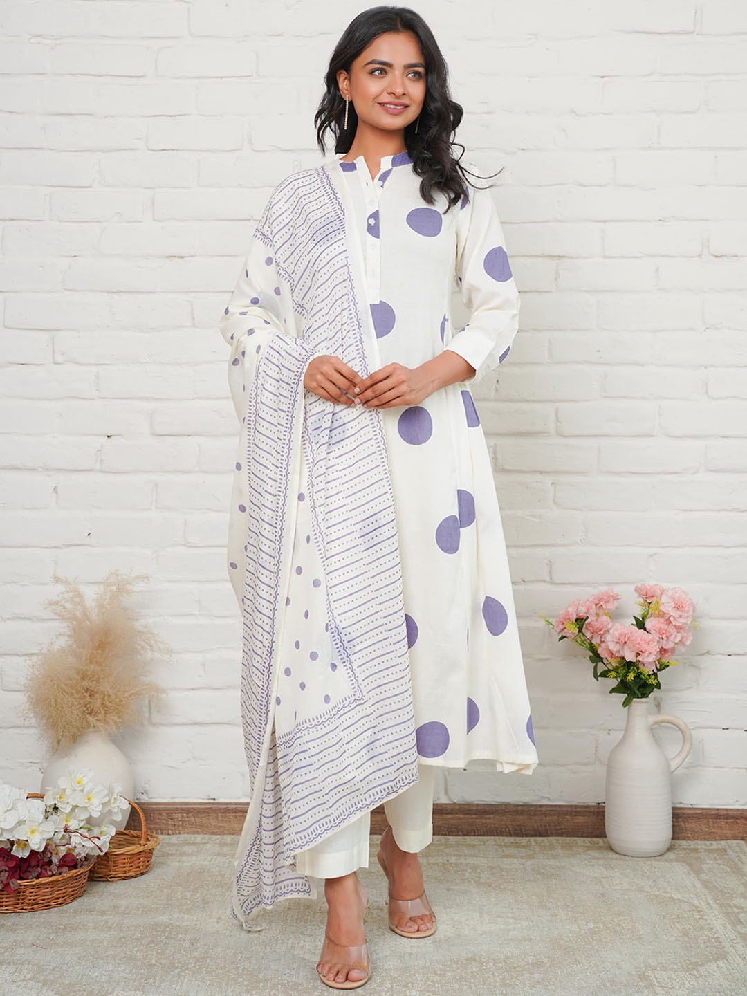 

HEARTLOOM Women Printed Regular Kurti with Trousers & With Dupatta, White