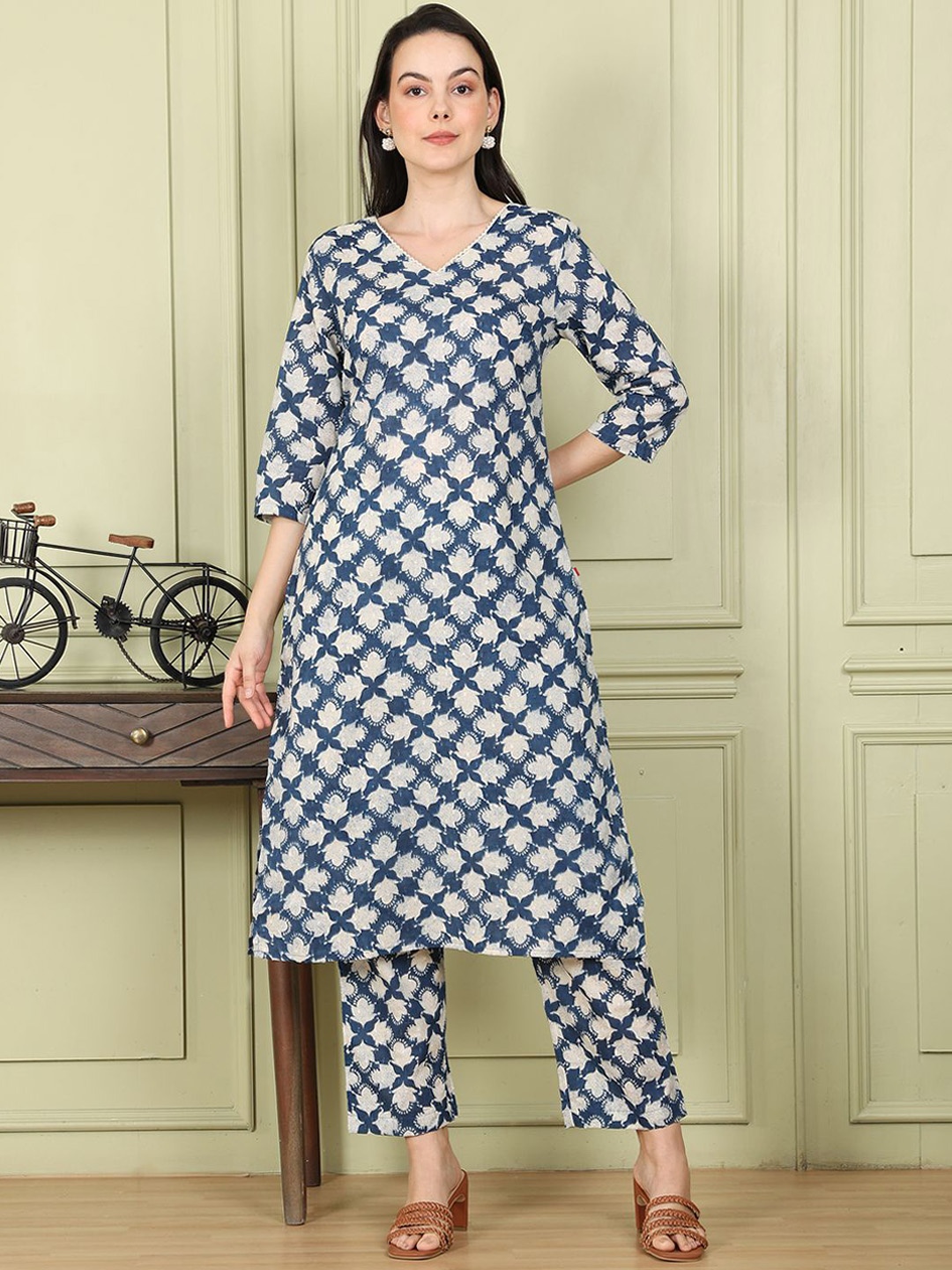 

W Women Floral Printed Regular Kurta with Trousers, Blue