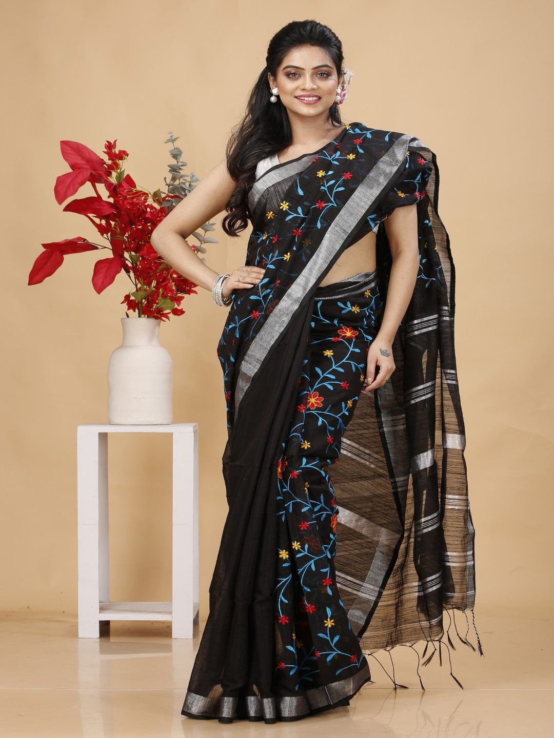 

Bong ButiQ Floral Zari Taant Saree, Black
