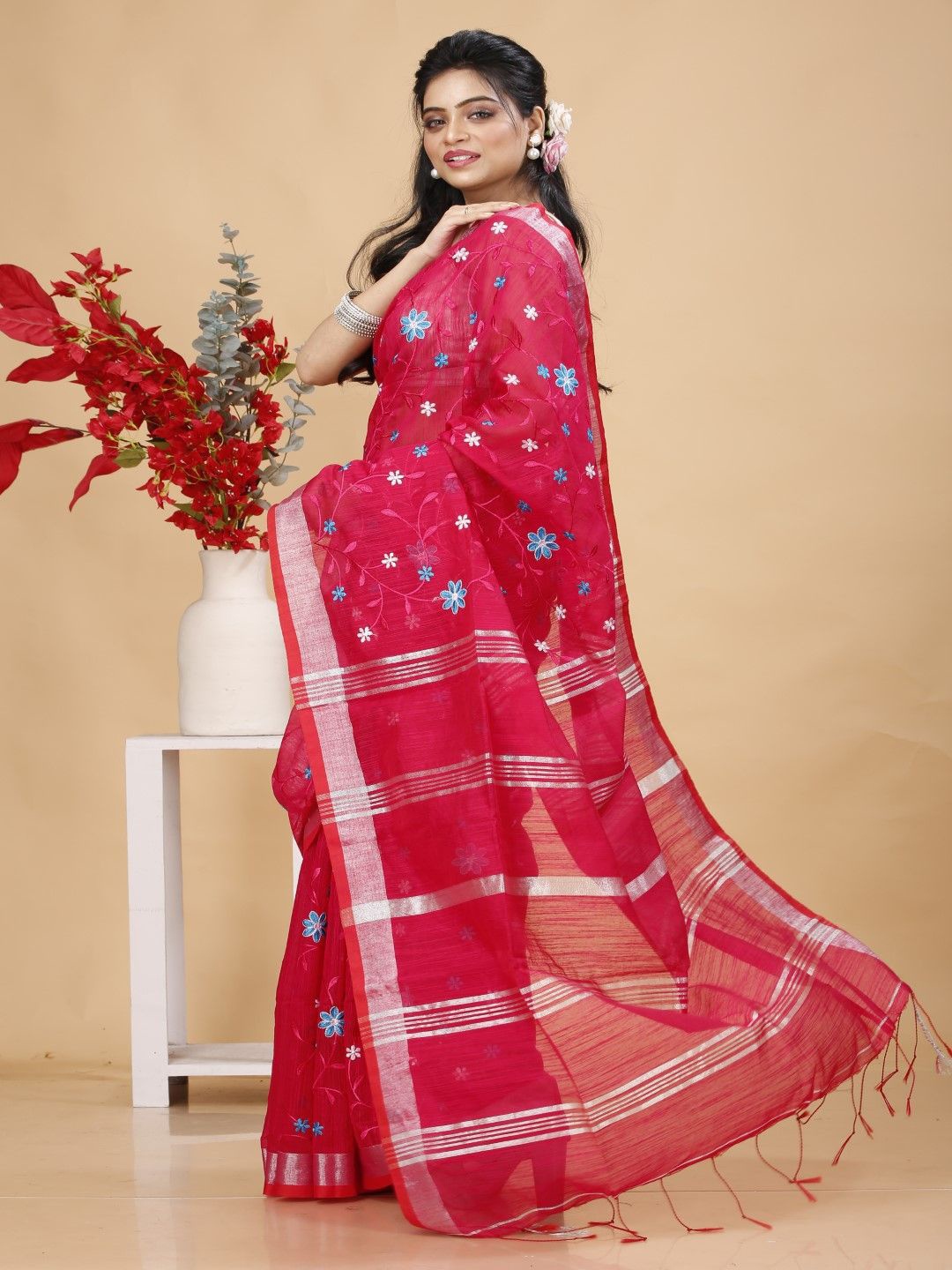 

Bong ButiQ Floral Embroidered Zari Taant Saree, Pink