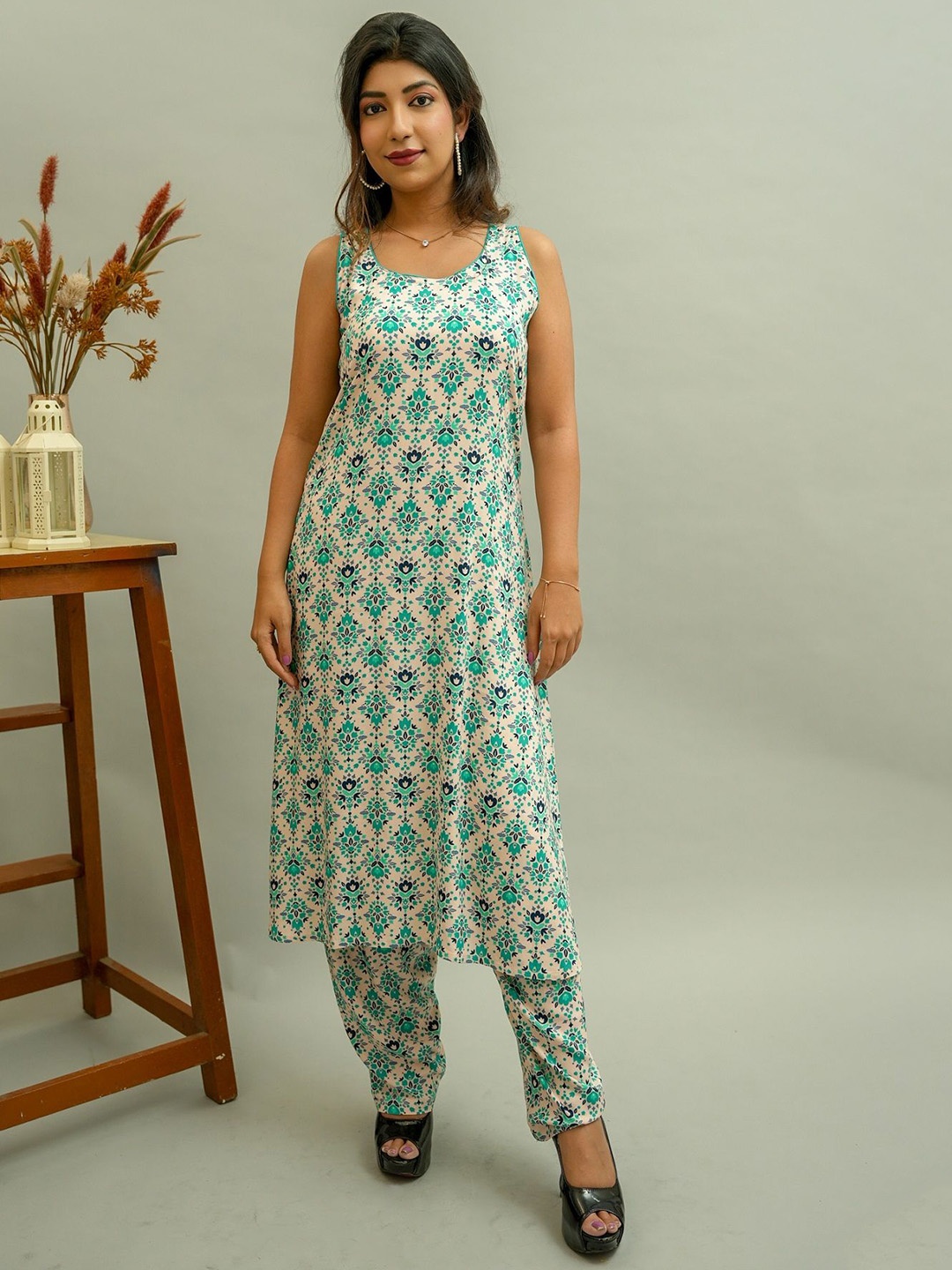 

GO BOUJEE Women Floral Printed Regular Pure Cotton Kurta with Trousers & With Dupatta, Cream