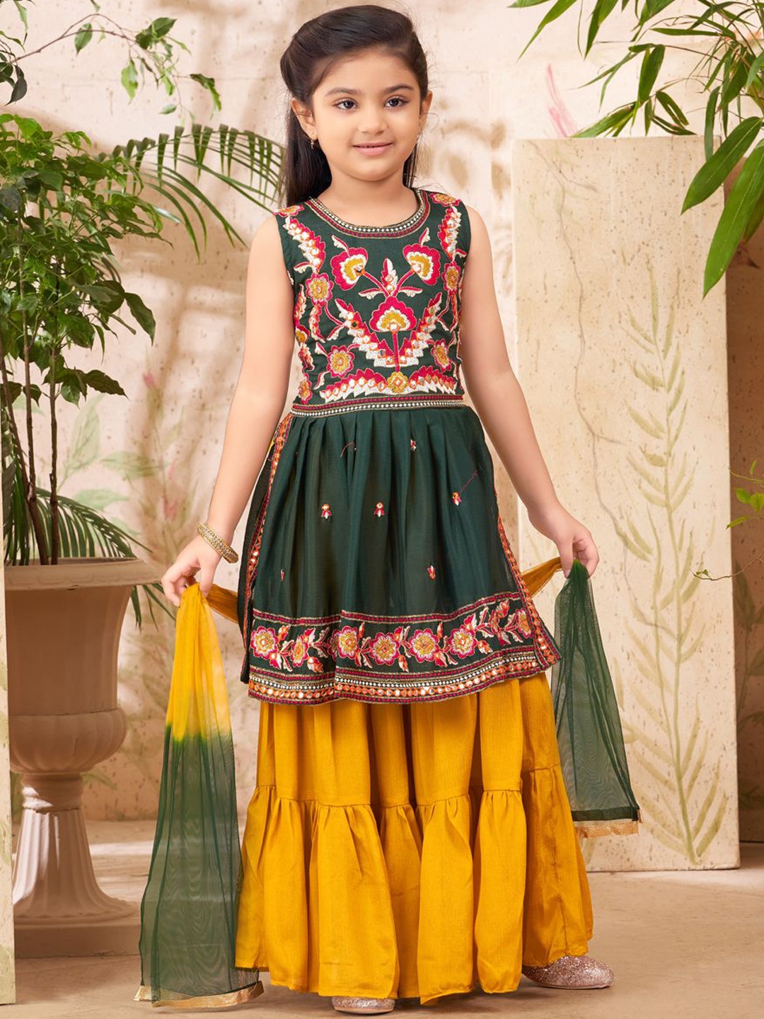 

Aarika Girls Floral Embroidered Regular Thread Work Pure Silk Kurta with Trousers & With Dupatta, Green