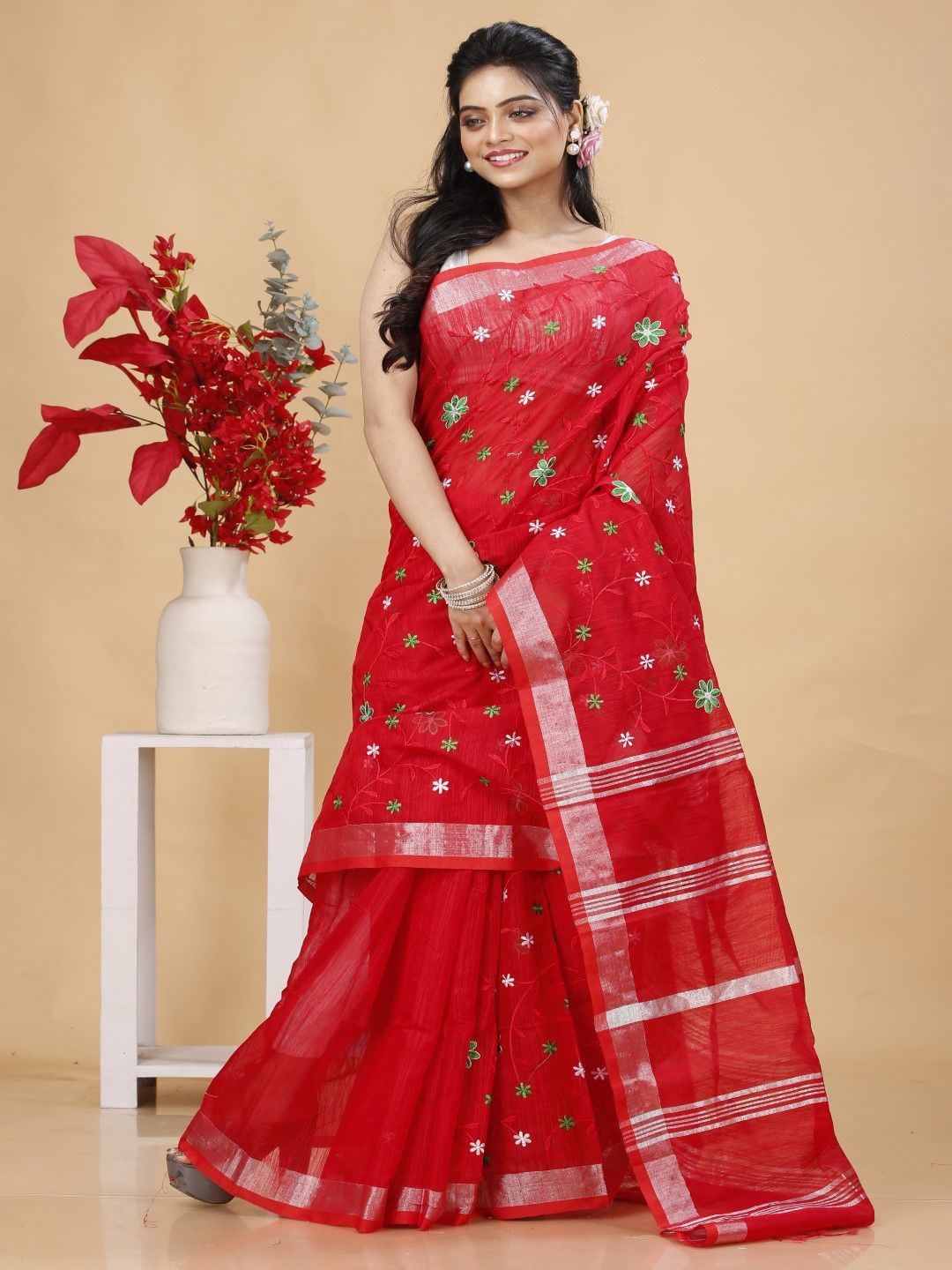 

Bong ButiQ Floral Zari Taant Viscose Rayon Saree, Red