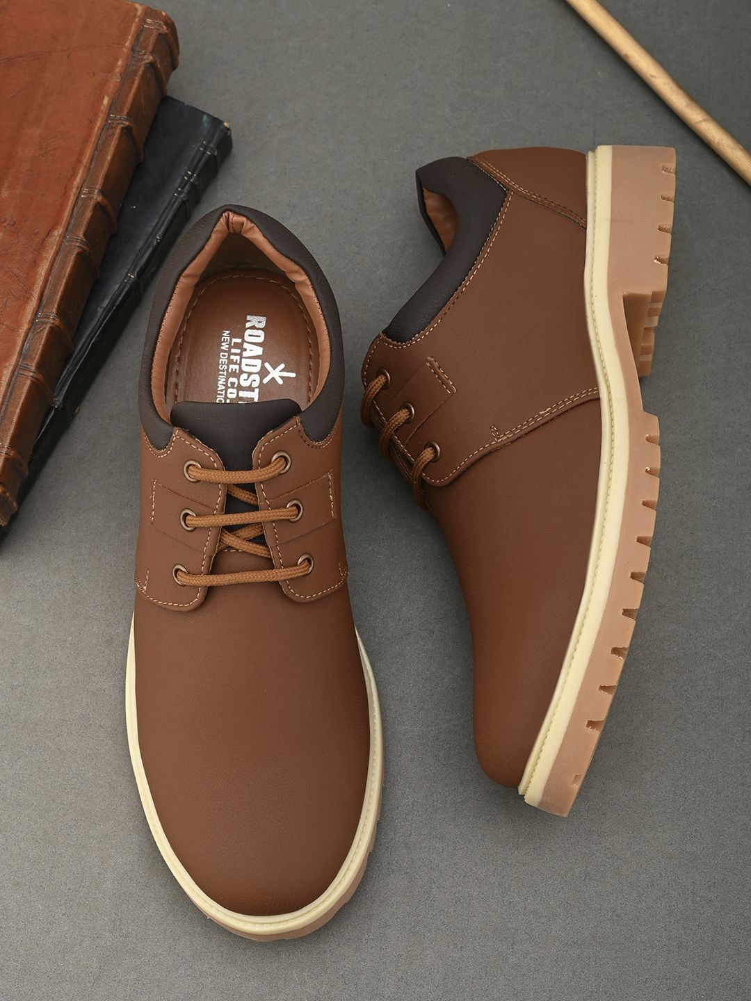 

The Roadster Lifestyle Co Men Lace-Up Derbys, Tan